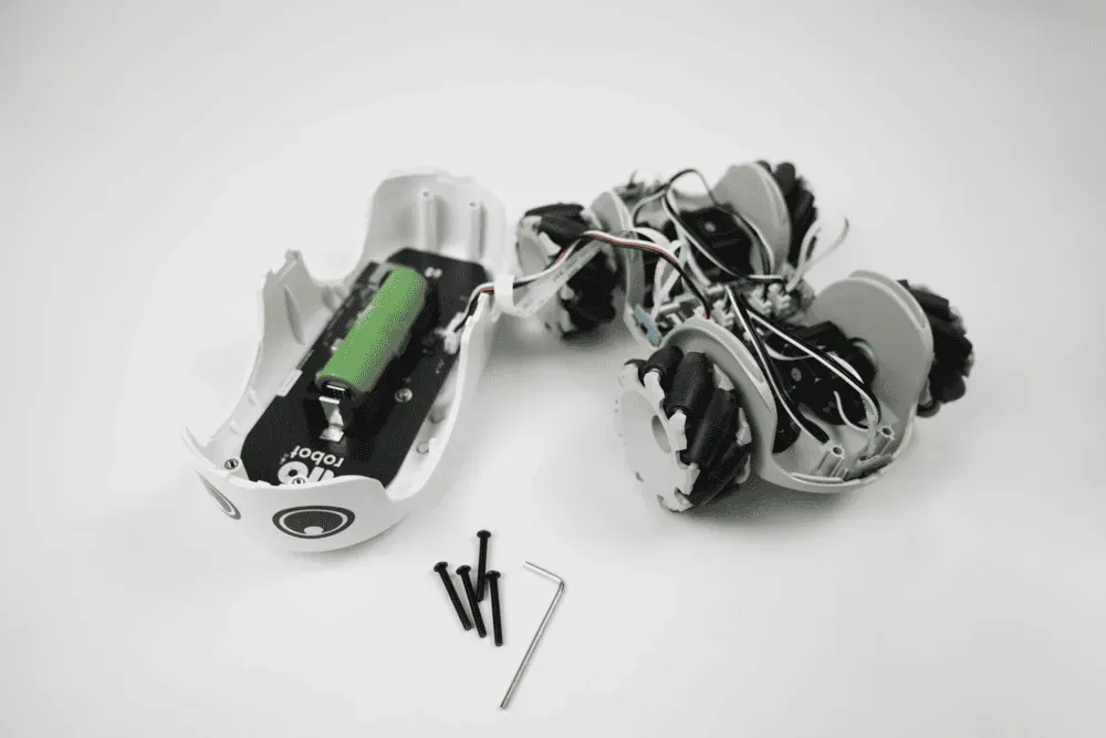ilo robot ouvert, montrant la batterie et les fils nécessaires à son fonctionnement.